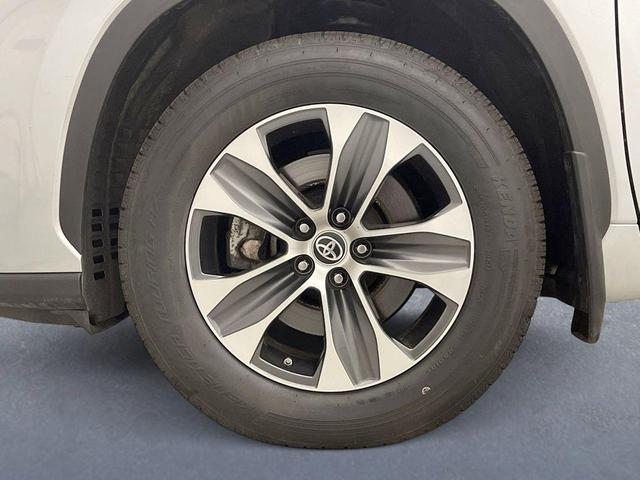 Photo of 2022 Celestial Silver Metallic Toyota Highlander