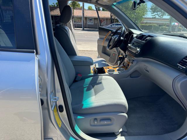 Photo of 2008 Silver Toyota Highlander Hybrid