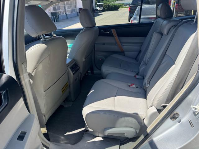 Photo of 2008 Silver Toyota Highlander Hybrid