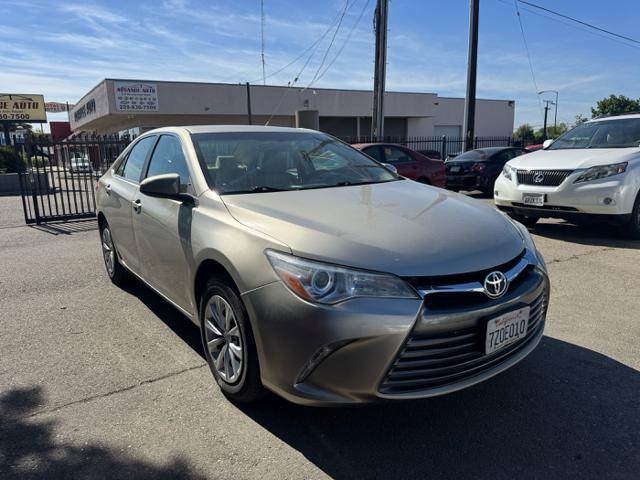 Photo of 2017 Gold Toyota Camry