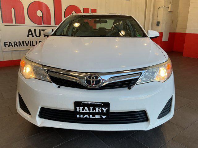 Photo of 2014 Super White Toyota Camry