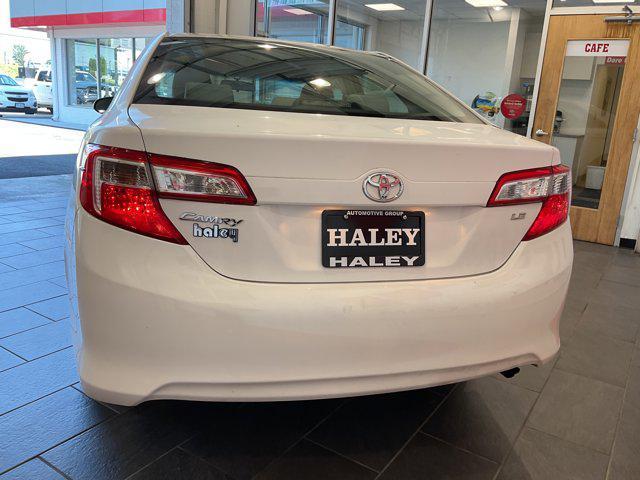 Photo of 2014 Super White Toyota Camry