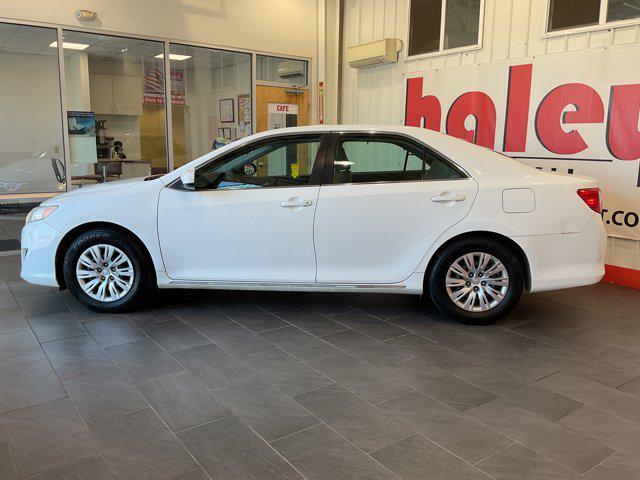 Photo of 2014 Super White Toyota Camry