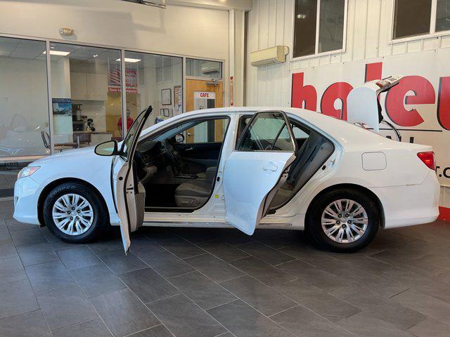 Photo of 2014 Super White Toyota Camry