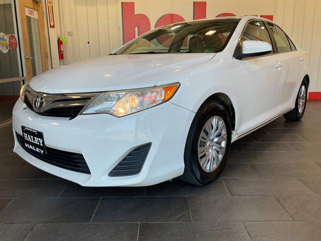 Photo of 2014 Super White Toyota Camry
