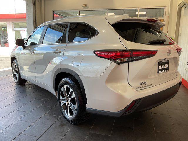 Photo of 2023 Wind Chill Pearl Toyota Highlander