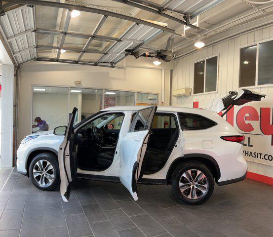 Photo of 2023 Wind Chill Pearl Toyota Highlander