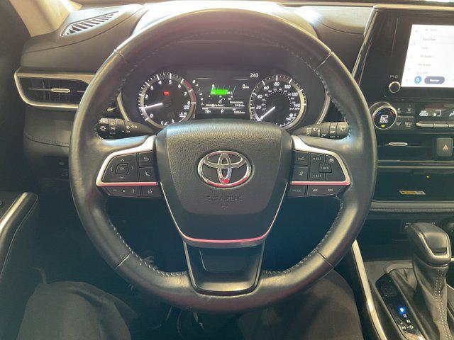 Photo of 2023 Wind Chill Pearl Toyota Highlander