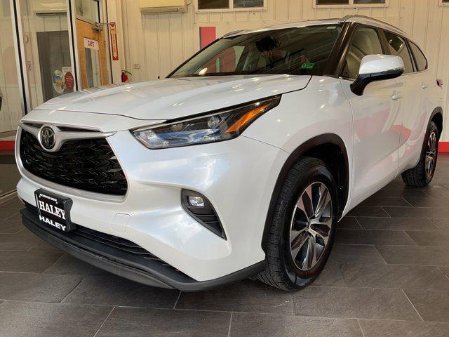 Photo of 2023 Wind Chill Pearl Toyota Highlander