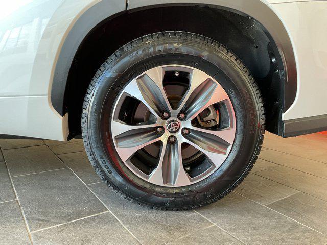 Photo of 2023 Wind Chill Pearl Toyota Highlander