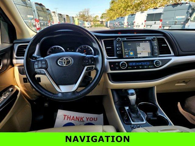 Photo of 2017 White Toyota Highlander