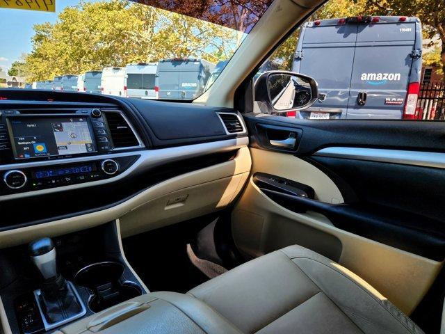 Photo of 2017 White Toyota Highlander
