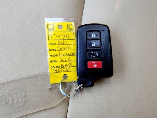 Photo of 2017 White Toyota Highlander