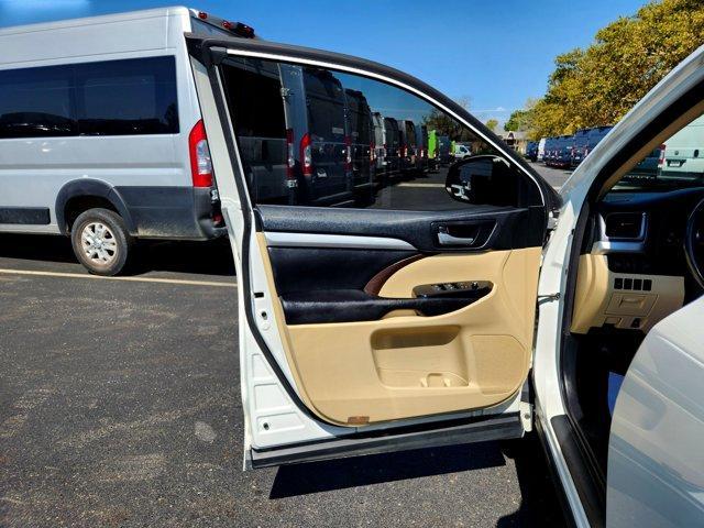 Photo of 2017 White Toyota Highlander