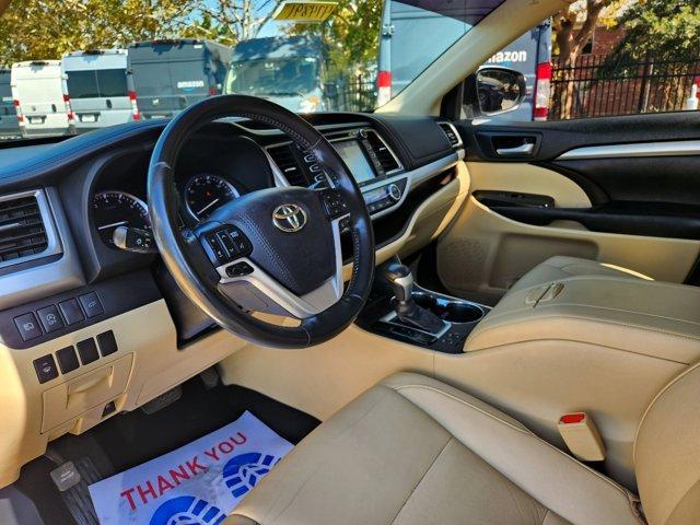 Photo of 2017 White Toyota Highlander
