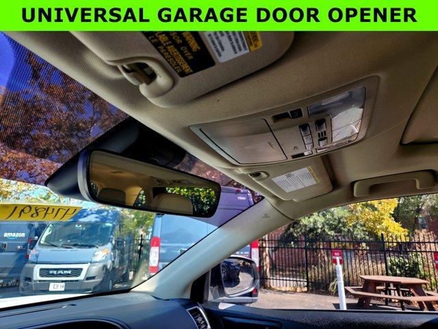 Photo of 2017 White Toyota Highlander