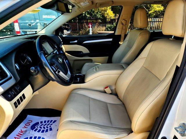 Photo of 2017 White Toyota Highlander