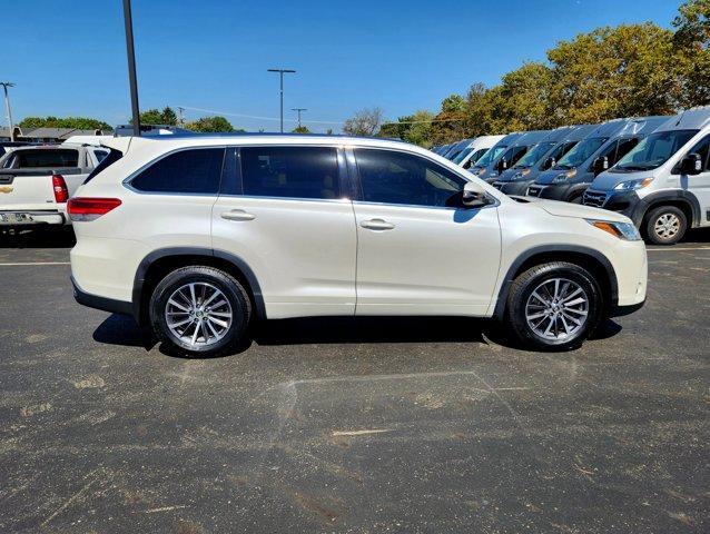 Photo of 2017 White Toyota Highlander