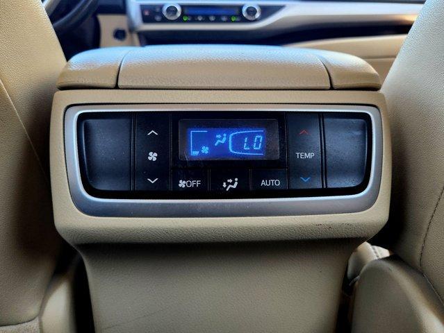 Photo of 2017 White Toyota Highlander