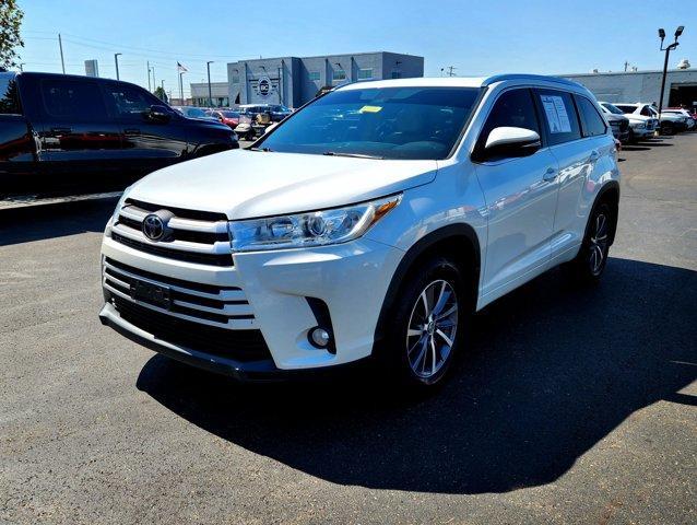 Photo of 2017 White Toyota Highlander