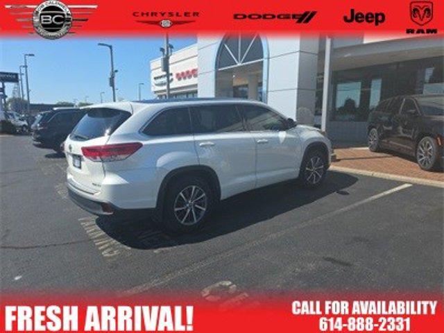 Photo of 2017 White Toyota Highlander