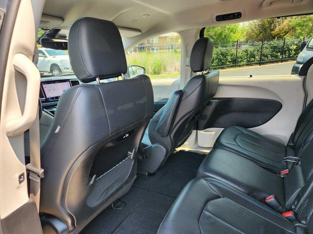 Photo of 2021 Brilliant Black Crystal Pearlcoat Chrysler Pacifica