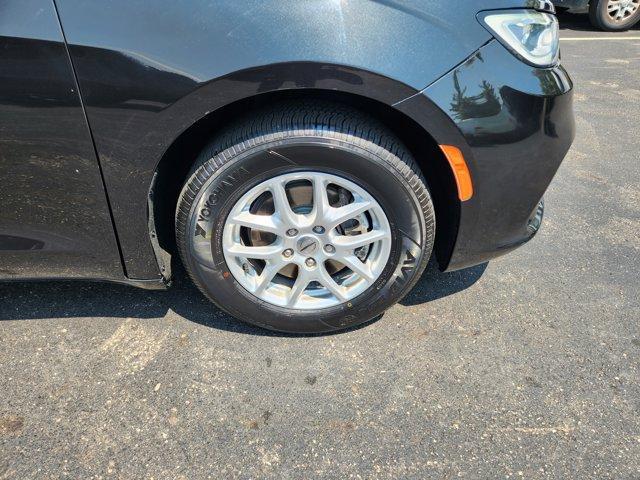 Photo of 2021 Brilliant Black Crystal Pearlcoat Chrysler Pacifica