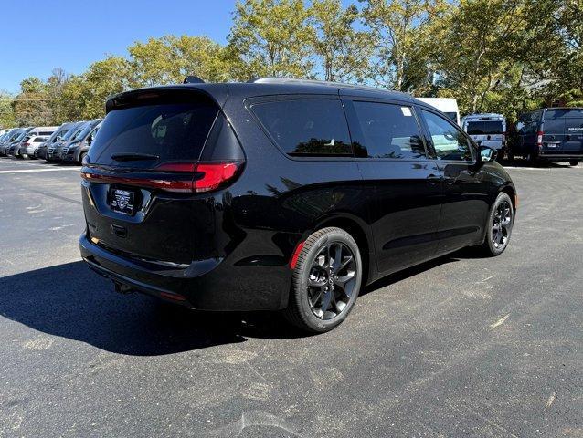 Photo of 2026 Diamond Black Chrysler Pacifica