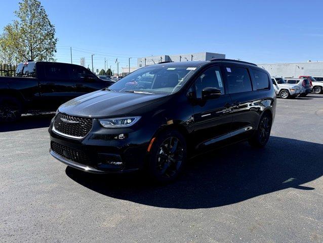 Photo of 2026 Diamond Black Chrysler Pacifica