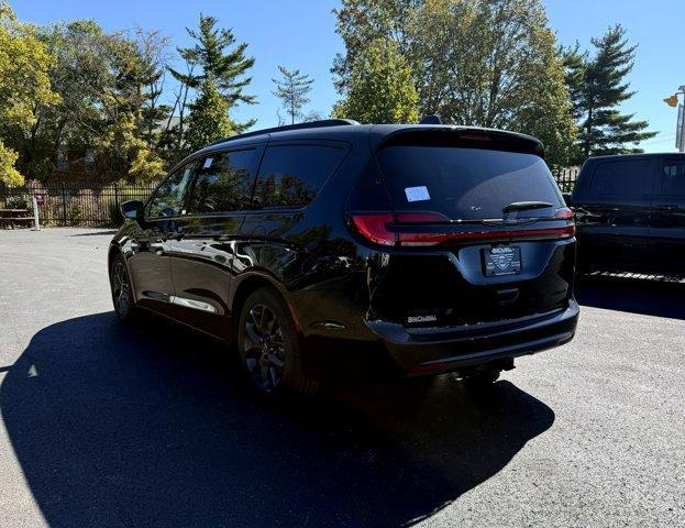 Photo of 2026 Diamond Black Chrysler Pacifica