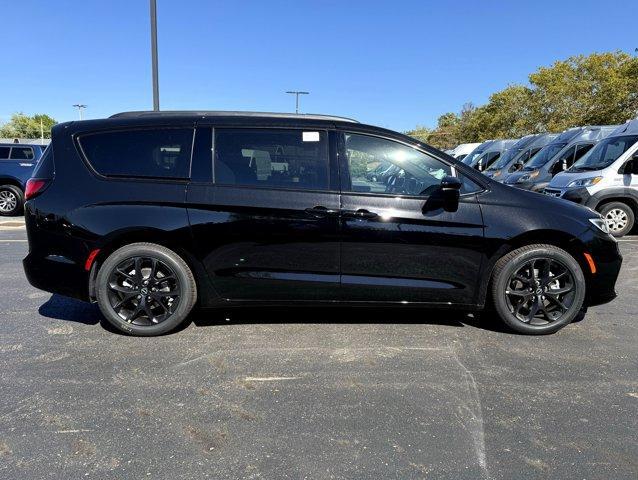 Photo of 2026 Diamond Black Chrysler Pacifica