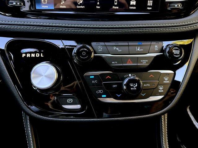 Photo of 2026 Diamond Black Chrysler Pacifica