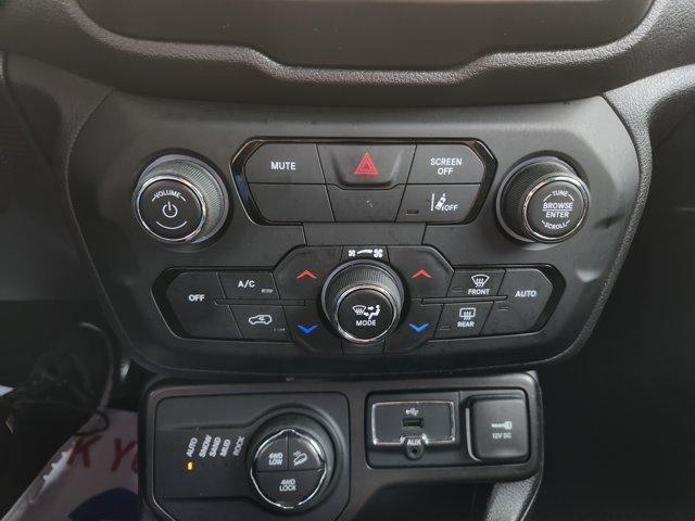 Photo of 2020 Alpine White Clearcoat Jeep Renegade