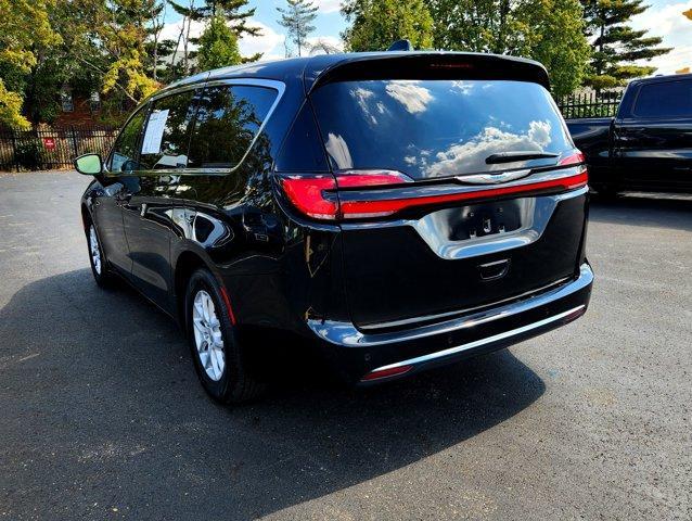 Photo of 2024 Diamond Black Chrysler Pacifica