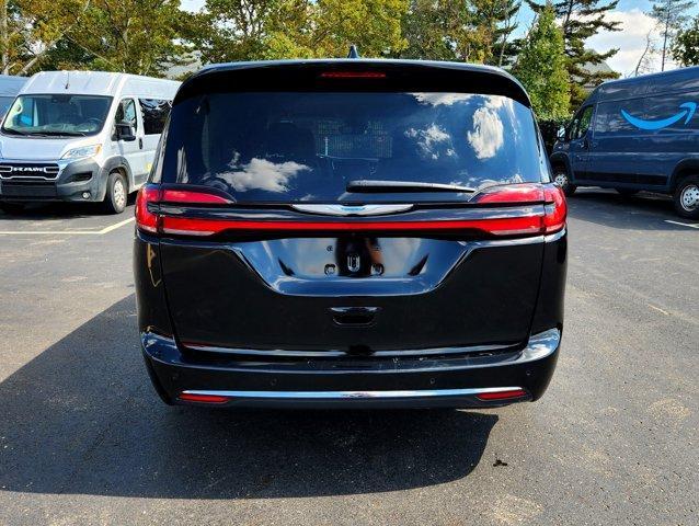 Photo of 2024 Diamond Black Chrysler Pacifica