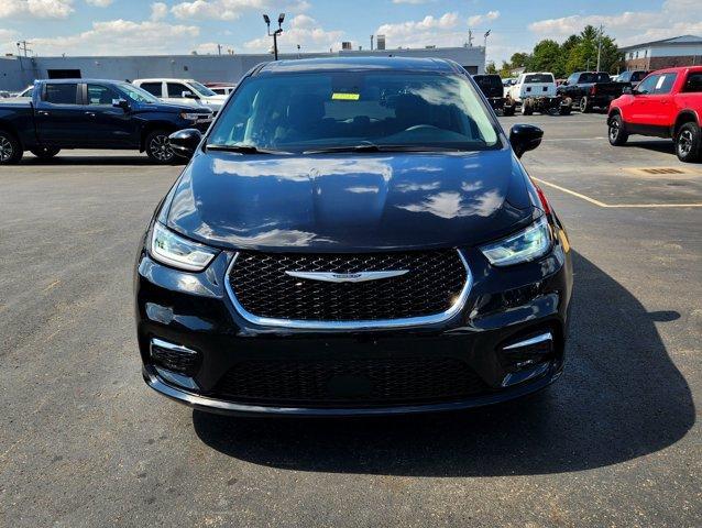 Photo of 2024 Diamond Black Chrysler Pacifica