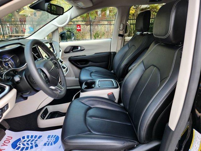 Photo of 2024 Diamond Black Chrysler Pacifica