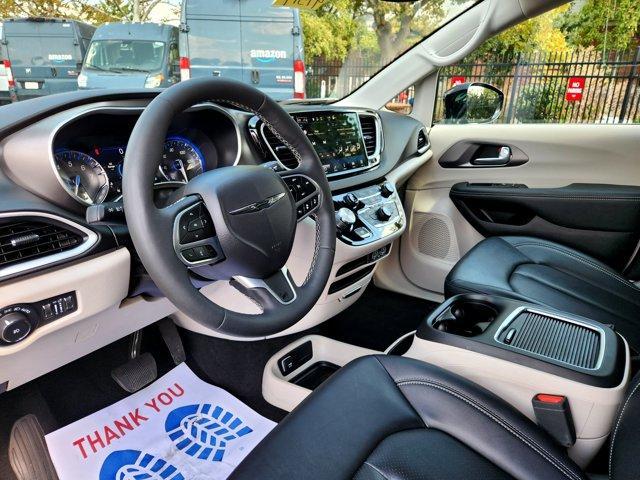 Photo of 2024 Diamond Black Chrysler Pacifica