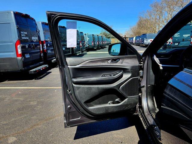 Photo of 2025 Metallic Jeep Grand Cherokee L