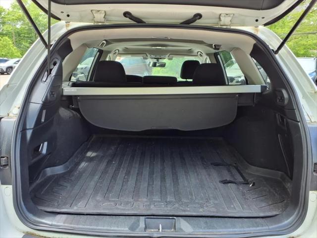 Photo of 2019 Crystal White Pearl Black Subaru Outback