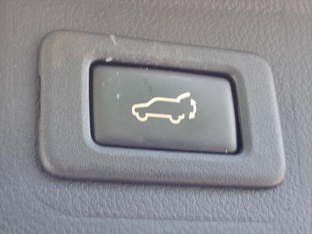 Photo of 2019 Crystal White Pearl Black Subaru Outback