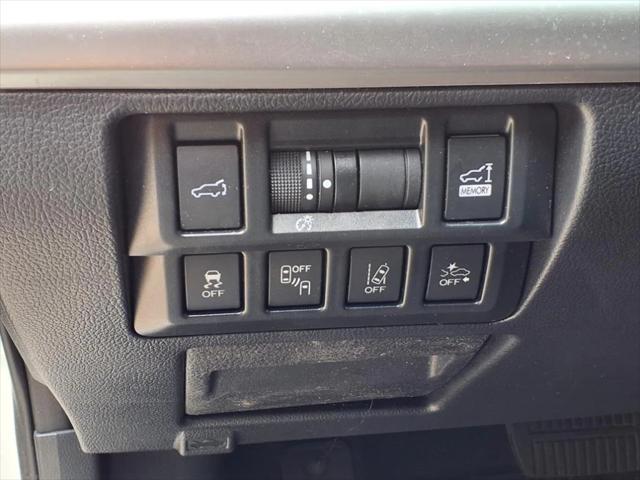 Photo of 2019 Crystal White Pearl Black Subaru Outback