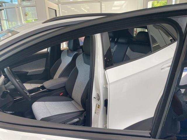 Photo of 2025 Pure White Volkswagen ID.4