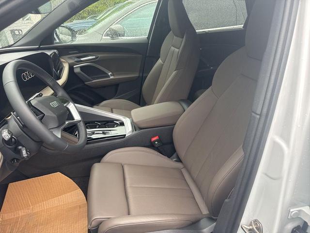 Photo of 2025 Glacier White Metallic Audi Q5
