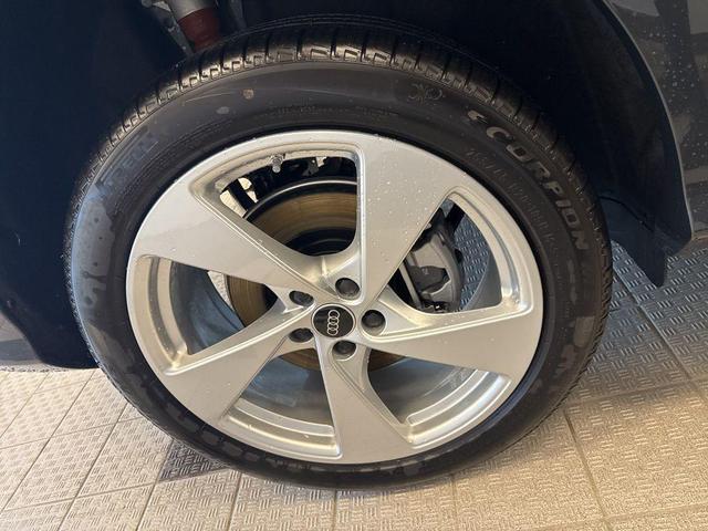 Photo of 2025 Tambora Gray Metallic Audi Q5