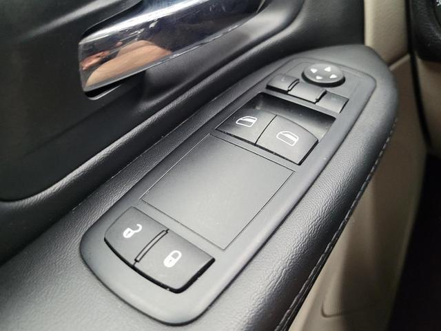 Photo of 2015 Bright White Clearcoat Dodge Grand Caravan