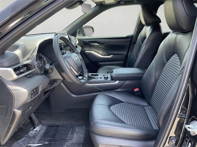 Photo of 2024 Midnight Black Metallic Toyota Highlander