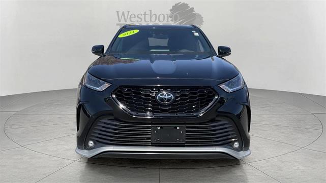 Photo of 2024 Midnight Black Metallic Toyota Highlander