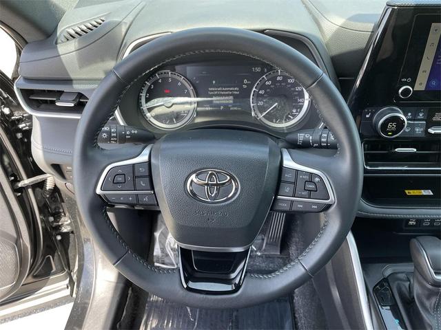 Photo of 2024 Midnight Black Metallic Toyota Highlander