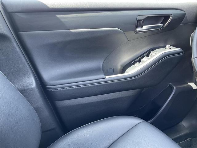 Photo of 2024 Midnight Black Metallic Toyota Highlander